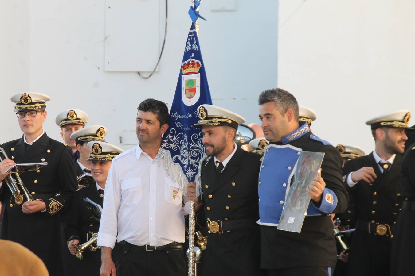 La fortaleza templaria de Jerez de los Caballeros acogió una nueeva edición del Certamen de Bandas Sones de Jesús, organizado por la Agrupación Musical Nuestro Padre Jesús Nazareno, con un carácter especial en este año 2019 en el que celebra el 30º aniversario de su creación.Hubo palabras de agradecimiento y aplausos para todas las bandas participantes:La Agrupación Musical Santa Ana, de Valle de Santa Ana; la Agrupación Musical 'Maestro Sousa' de la OJE de Jerez de los Caballeros, la Banda de Cornetas y Tambores 'Nuestra Señora del Rosario, de esta misma ciudad; la Agrupación Musical de Oliva de Mérida; La Banda de Cornetas y Tambores 'Nuestro Padre Jesús Nazareno' de Zafra, la Banda de Cornetas y Tambores 'Estrella' de Los Santos de Maimona, la Banda de Cornetas y Tambores 'Virgen del Pilar' de Villafranca de los Barros, la Banda de Cornetas y Tambores 'Resucitado' de Badajoz y la propia Agrupación Musical Nuestro Padre Jesús Nazareno de Jerez de los Caballeros, anfitriona de esta cita. Y también para colaboradores: empresas, Ayuntamiento, La Trouppe. Pese al calor de la jornada, el público disfrutó de este evento que tuvo como protagonista a los sonidos de la Semana Santa y tuvo además un fin benéfico.