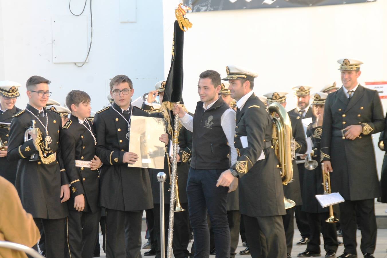 La fortaleza templaria de Jerez de los Caballeros acogió una nueeva edición del Certamen de Bandas Sones de Jesús, organizado por la Agrupación Musical Nuestro Padre Jesús Nazareno, con un carácter especial en este año 2019 en el que celebra el 30º aniversario de su creación.Hubo palabras de agradecimiento y aplausos para todas las bandas participantes:La Agrupación Musical Santa Ana, de Valle de Santa Ana; la Agrupación Musical 'Maestro Sousa' de la OJE de Jerez de los Caballeros, la Banda de Cornetas y Tambores 'Nuestra Señora del Rosario, de esta misma ciudad; la Agrupación Musical de Oliva de Mérida; La Banda de Cornetas y Tambores 'Nuestro Padre Jesús Nazareno' de Zafra, la Banda de Cornetas y Tambores 'Estrella' de Los Santos de Maimona, la Banda de Cornetas y Tambores 'Virgen del Pilar' de Villafranca de los Barros, la Banda de Cornetas y Tambores 'Resucitado' de Badajoz y la propia Agrupación Musical Nuestro Padre Jesús Nazareno de Jerez de los Caballeros, anfitriona de esta cita. Y también para colaboradores: empresas, Ayuntamiento, La Trouppe. Pese al calor de la jornada, el público disfrutó de este evento que tuvo como protagonista a los sonidos de la Semana Santa y tuvo además un fin benéfico.