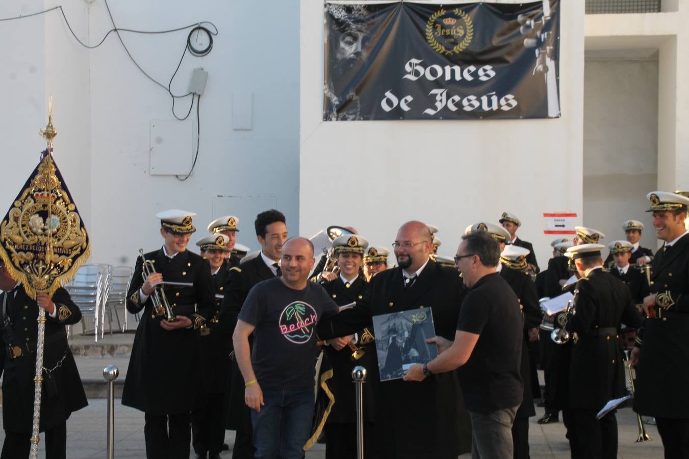 La fortaleza templaria de Jerez de los Caballeros acogió una nueeva edición del Certamen de Bandas Sones de Jesús, organizado por la Agrupación Musical Nuestro Padre Jesús Nazareno, con un carácter especial en este año 2019 en el que celebra el 30º aniversario de su creación.Hubo palabras de agradecimiento y aplausos para todas las bandas participantes:La Agrupación Musical Santa Ana, de Valle de Santa Ana; la Agrupación Musical 'Maestro Sousa' de la OJE de Jerez de los Caballeros, la Banda de Cornetas y Tambores 'Nuestra Señora del Rosario, de esta misma ciudad; la Agrupación Musical de Oliva de Mérida; La Banda de Cornetas y Tambores 'Nuestro Padre Jesús Nazareno' de Zafra, la Banda de Cornetas y Tambores 'Estrella' de Los Santos de Maimona, la Banda de Cornetas y Tambores 'Virgen del Pilar' de Villafranca de los Barros, la Banda de Cornetas y Tambores 'Resucitado' de Badajoz y la propia Agrupación Musical Nuestro Padre Jesús Nazareno de Jerez de los Caballeros, anfitriona de esta cita. Y también para colaboradores: empresas, Ayuntamiento, La Trouppe. Pese al calor de la jornada, el público disfrutó de este evento que tuvo como protagonista a los sonidos de la Semana Santa y tuvo además un fin benéfico.