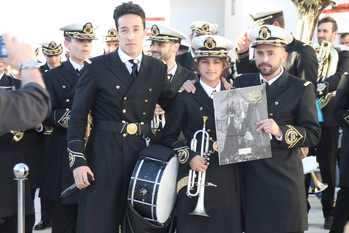 La fortaleza templaria de Jerez de los Caballeros acogió una nueeva edición del Certamen de Bandas Sones de Jesús, organizado por la Agrupación Musical Nuestro Padre Jesús Nazareno, con un carácter especial en este año 2019 en el que celebra el 30º aniversario de su creación.Hubo palabras de agradecimiento y aplausos para todas las bandas participantes:La Agrupación Musical Santa Ana, de Valle de Santa Ana; la Agrupación Musical 'Maestro Sousa' de la OJE de Jerez de los Caballeros, la Banda de Cornetas y Tambores 'Nuestra Señora del Rosario, de esta misma ciudad; la Agrupación Musical de Oliva de Mérida; La Banda de Cornetas y Tambores 'Nuestro Padre Jesús Nazareno' de Zafra, la Banda de Cornetas y Tambores 'Estrella' de Los Santos de Maimona, la Banda de Cornetas y Tambores 'Virgen del Pilar' de Villafranca de los Barros, la Banda de Cornetas y Tambores 'Resucitado' de Badajoz y la propia Agrupación Musical Nuestro Padre Jesús Nazareno de Jerez de los Caballeros, anfitriona de esta cita. Y también para colaboradores: empresas, Ayuntamiento, La Trouppe. Pese al calor de la jornada, el público disfrutó de este evento que tuvo como protagonista a los sonidos de la Semana Santa y tuvo además un fin benéfico.