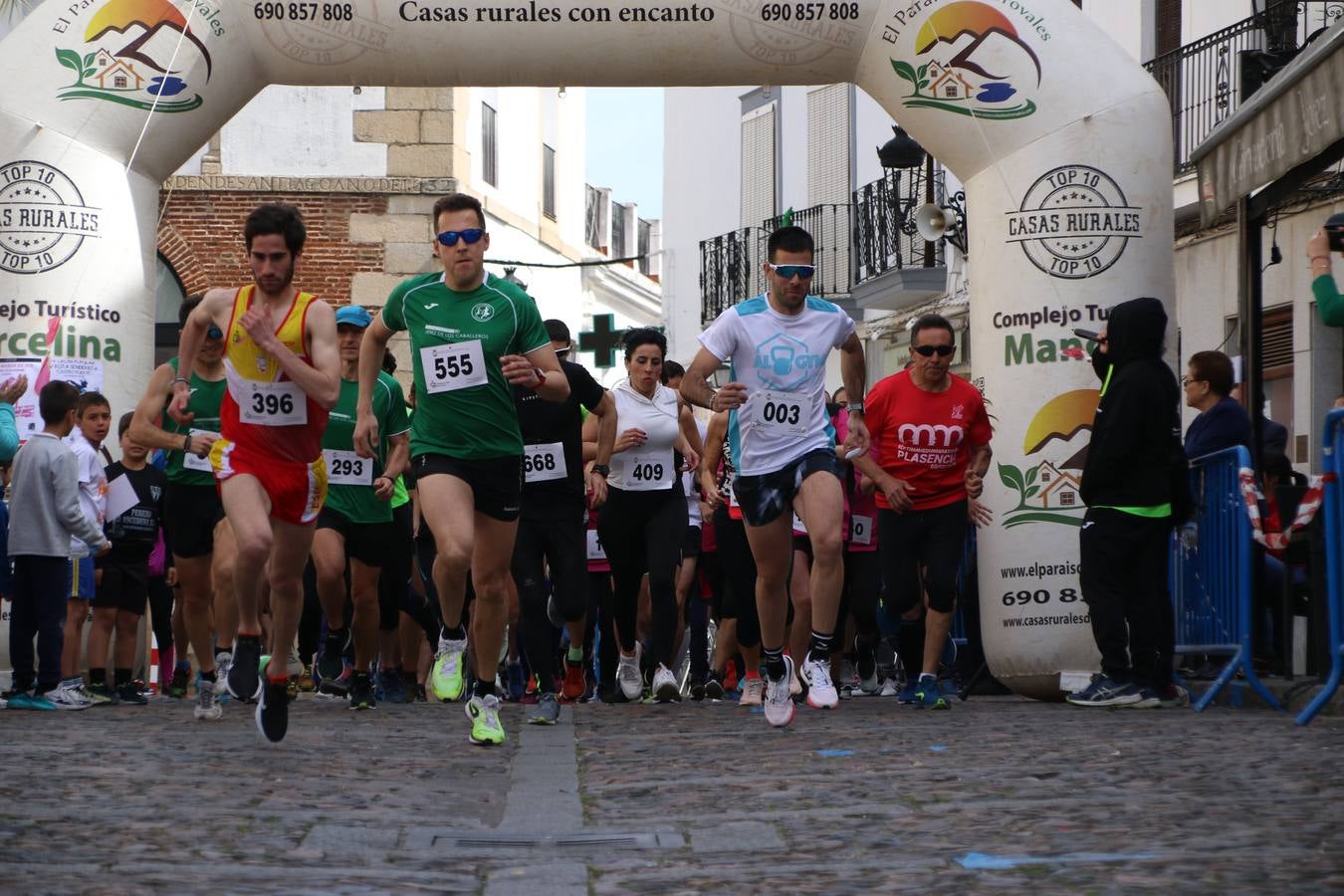 Jerez de los Caballeros celebró, ayer, la IX Carrera y Caminata Solidaria, organizada por la Junta de Cofradías de la Semana Santa Jerezana. La solidaridad y el deporte lograron recaudar 866 euros que irán destinados a Cáritas en Jerez.