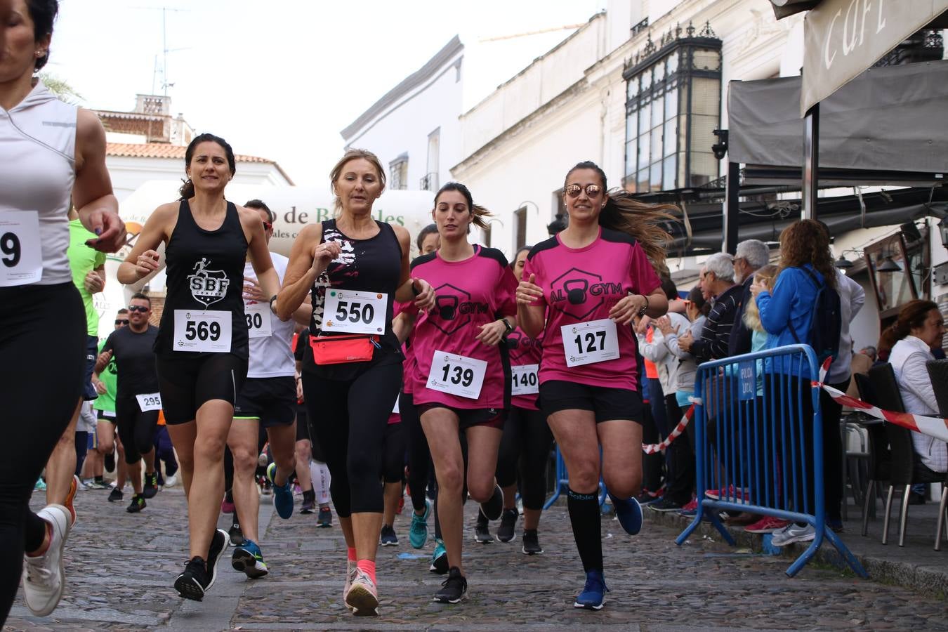 Jerez de los Caballeros celebró, ayer, la IX Carrera y Caminata Solidaria, organizada por la Junta de Cofradías de la Semana Santa Jerezana. La solidaridad y el deporte lograron recaudar 866 euros que irán destinados a Cáritas en Jerez.