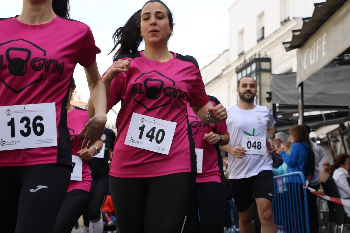 Jerez de los Caballeros celebró, ayer, la IX Carrera y Caminata Solidaria, organizada por la Junta de Cofradías de la Semana Santa Jerezana. La solidaridad y el deporte lograron recaudar 866 euros que irán destinados a Cáritas en Jerez.