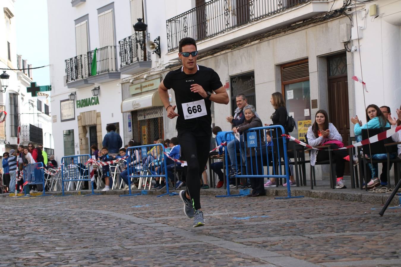 Jerez de los Caballeros celebró, ayer, la IX Carrera y Caminata Solidaria, organizada por la Junta de Cofradías de la Semana Santa Jerezana. La solidaridad y el deporte lograron recaudar 866 euros que irán destinados a Cáritas en Jerez.