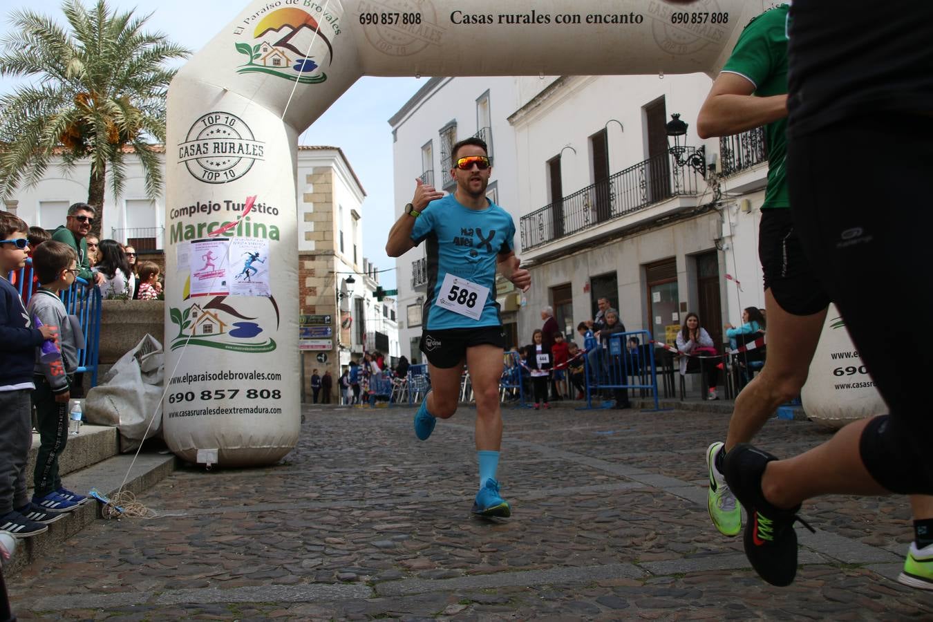 Jerez de los Caballeros celebró, ayer, la IX Carrera y Caminata Solidaria, organizada por la Junta de Cofradías de la Semana Santa Jerezana. La solidaridad y el deporte lograron recaudar 866 euros que irán destinados a Cáritas en Jerez.