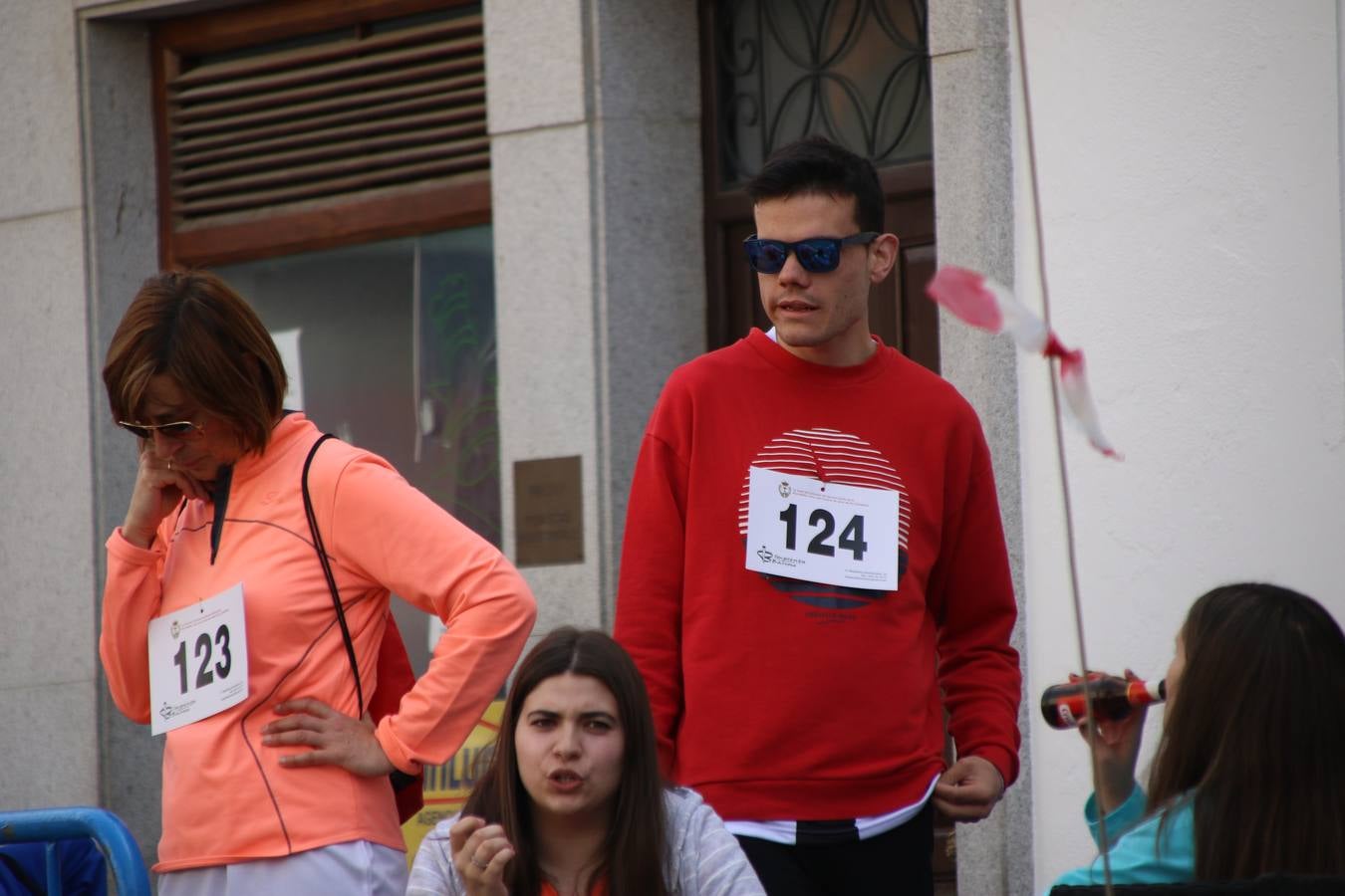 Jerez de los Caballeros celebró, ayer, la IX Carrera y Caminata Solidaria, organizada por la Junta de Cofradías de la Semana Santa Jerezana. La solidaridad y el deporte lograron recaudar 866 euros que irán destinados a Cáritas en Jerez.