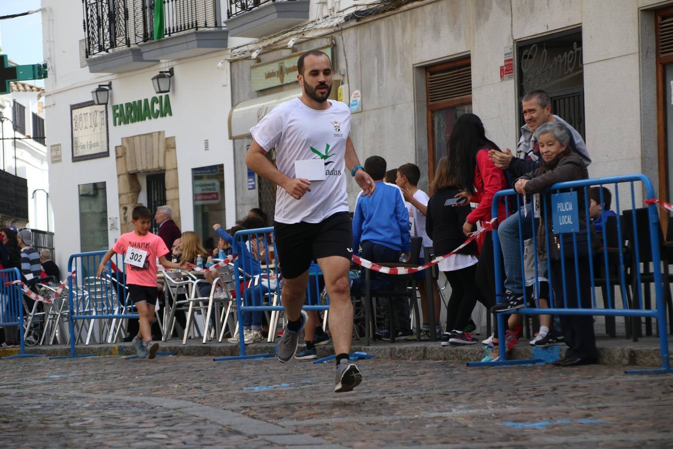 Jerez de los Caballeros celebró, ayer, la IX Carrera y Caminata Solidaria, organizada por la Junta de Cofradías de la Semana Santa Jerezana. La solidaridad y el deporte lograron recaudar 866 euros que irán destinados a Cáritas en Jerez.