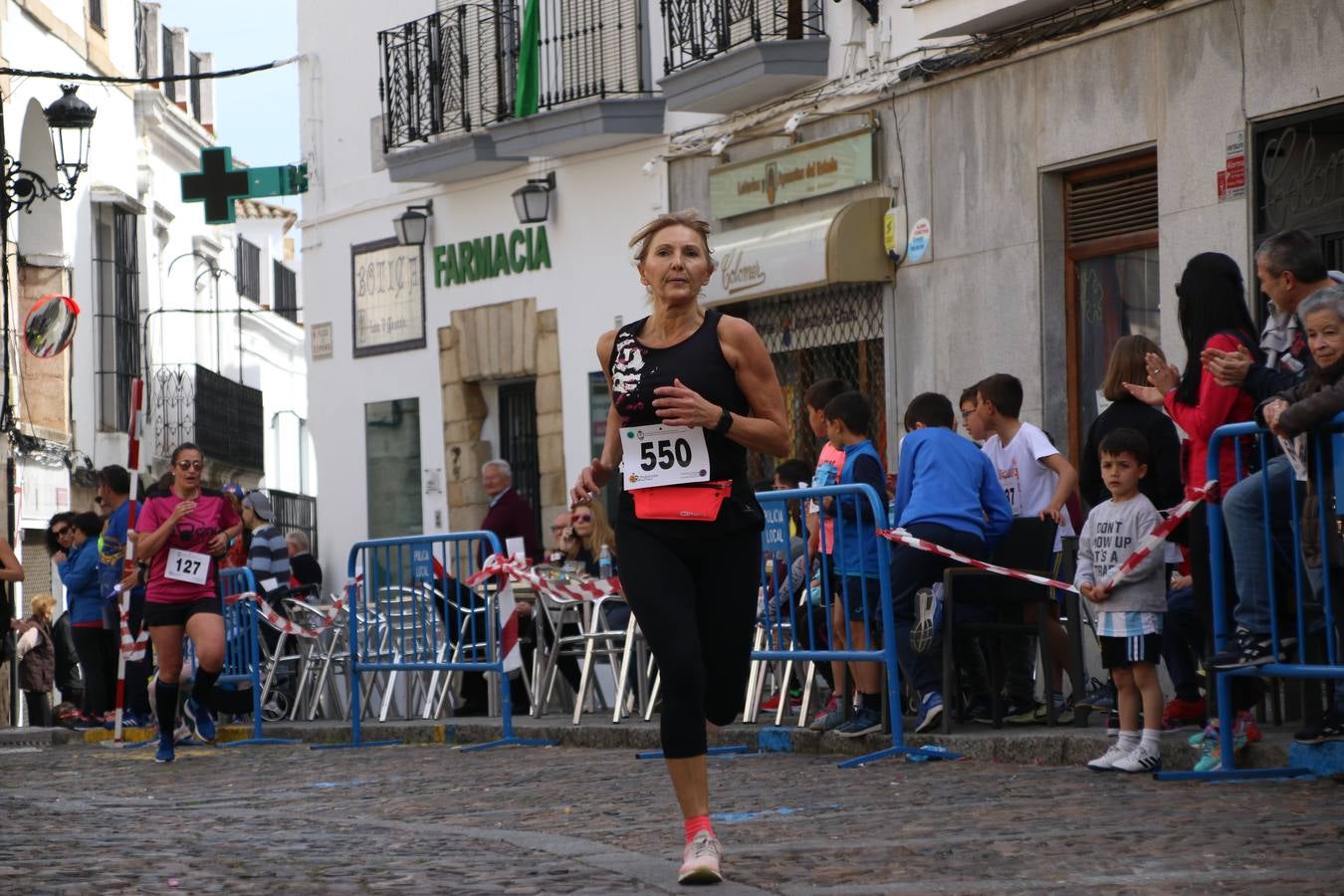 Jerez de los Caballeros celebró, ayer, la IX Carrera y Caminata Solidaria, organizada por la Junta de Cofradías de la Semana Santa Jerezana. La solidaridad y el deporte lograron recaudar 866 euros que irán destinados a Cáritas en Jerez.