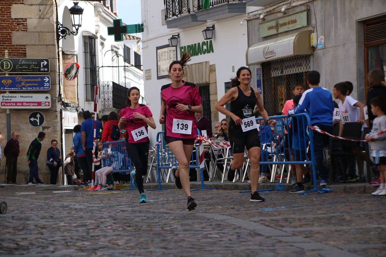 Jerez de los Caballeros celebró, ayer, la IX Carrera y Caminata Solidaria, organizada por la Junta de Cofradías de la Semana Santa Jerezana. La solidaridad y el deporte lograron recaudar 866 euros que irán destinados a Cáritas en Jerez.