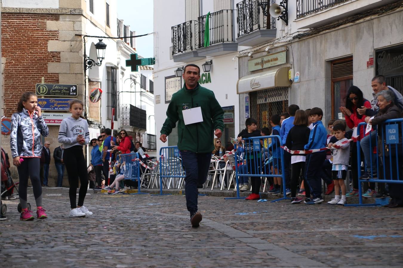 Jerez de los Caballeros celebró, ayer, la IX Carrera y Caminata Solidaria, organizada por la Junta de Cofradías de la Semana Santa Jerezana. La solidaridad y el deporte lograron recaudar 866 euros que irán destinados a Cáritas en Jerez.