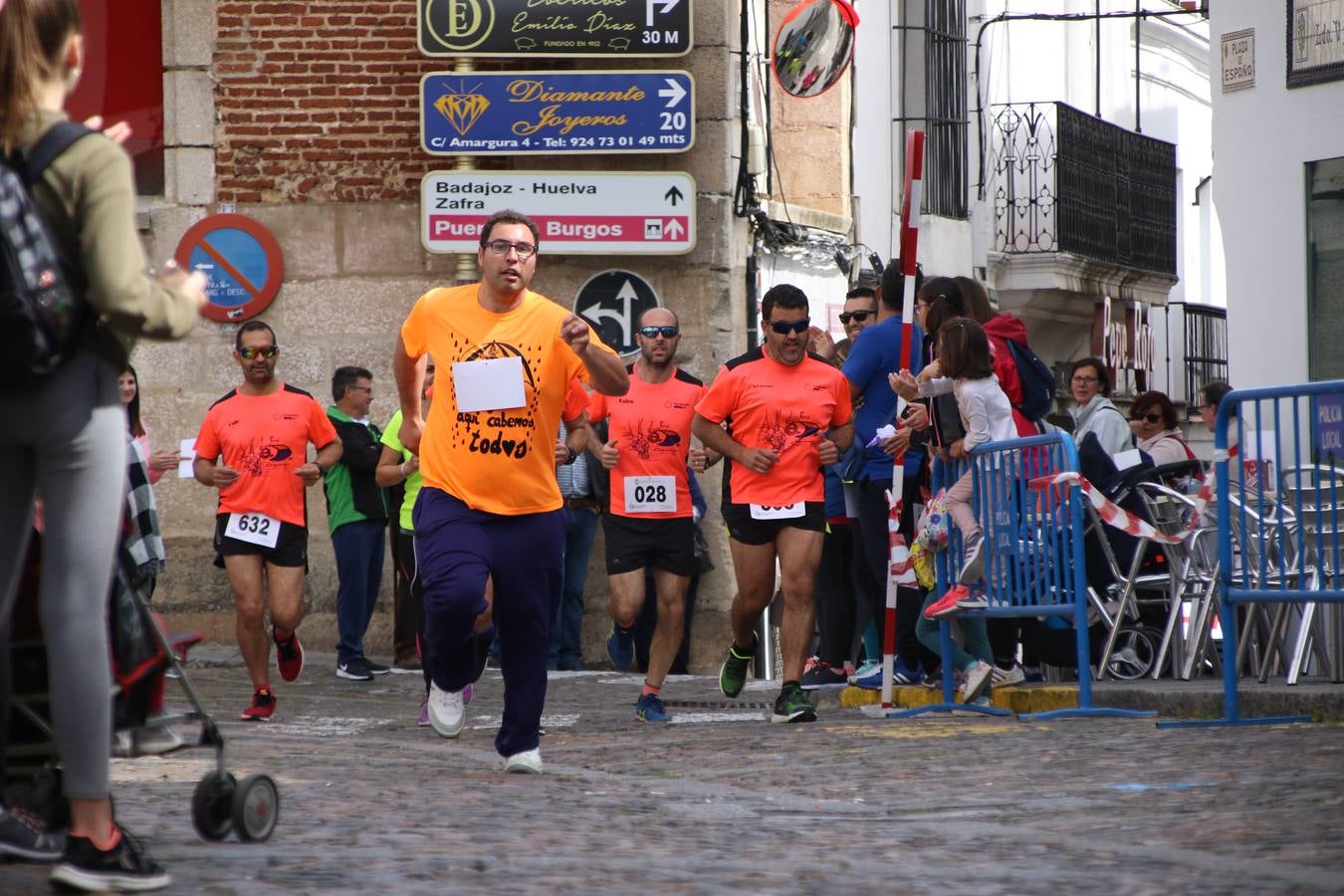 Jerez de los Caballeros celebró, ayer, la IX Carrera y Caminata Solidaria, organizada por la Junta de Cofradías de la Semana Santa Jerezana. La solidaridad y el deporte lograron recaudar 866 euros que irán destinados a Cáritas en Jerez.