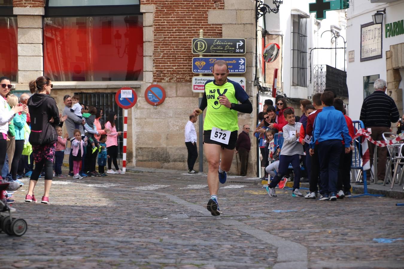 Jerez de los Caballeros celebró, ayer, la IX Carrera y Caminata Solidaria, organizada por la Junta de Cofradías de la Semana Santa Jerezana. La solidaridad y el deporte lograron recaudar 866 euros que irán destinados a Cáritas en Jerez.