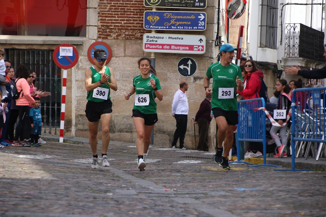 Jerez de los Caballeros celebró, ayer, la IX Carrera y Caminata Solidaria, organizada por la Junta de Cofradías de la Semana Santa Jerezana. La solidaridad y el deporte lograron recaudar 866 euros que irán destinados a Cáritas en Jerez.