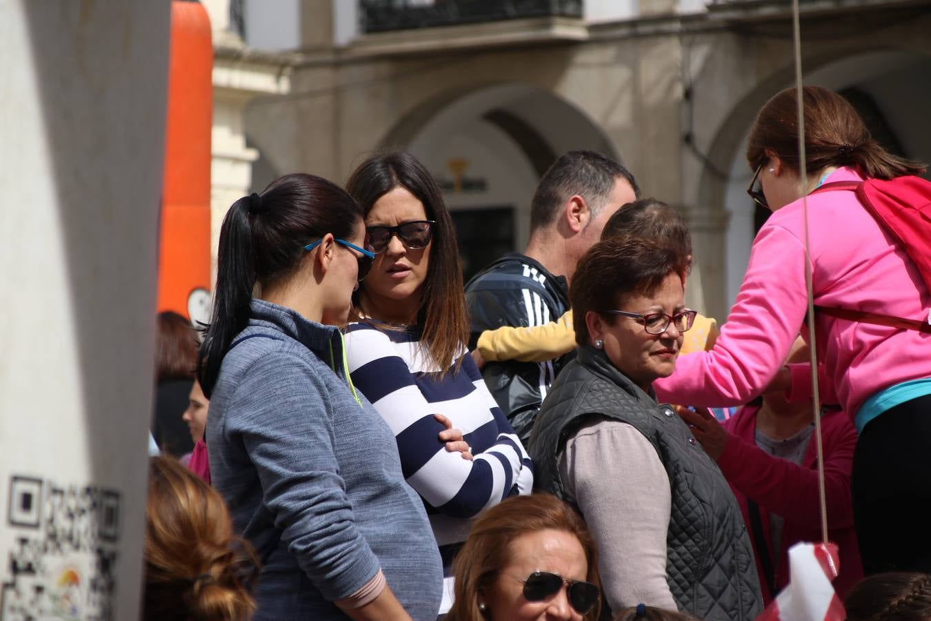 Jerez de los Caballeros celebró, ayer, la IX Carrera y Caminata Solidaria, organizada por la Junta de Cofradías de la Semana Santa Jerezana. La solidaridad y el deporte lograron recaudar 866 euros que irán destinados a Cáritas en Jerez.