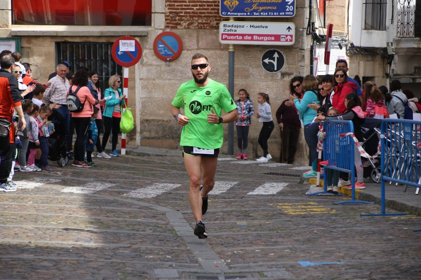 Jerez de los Caballeros celebró, ayer, la IX Carrera y Caminata Solidaria, organizada por la Junta de Cofradías de la Semana Santa Jerezana. La solidaridad y el deporte lograron recaudar 866 euros que irán destinados a Cáritas en Jerez.