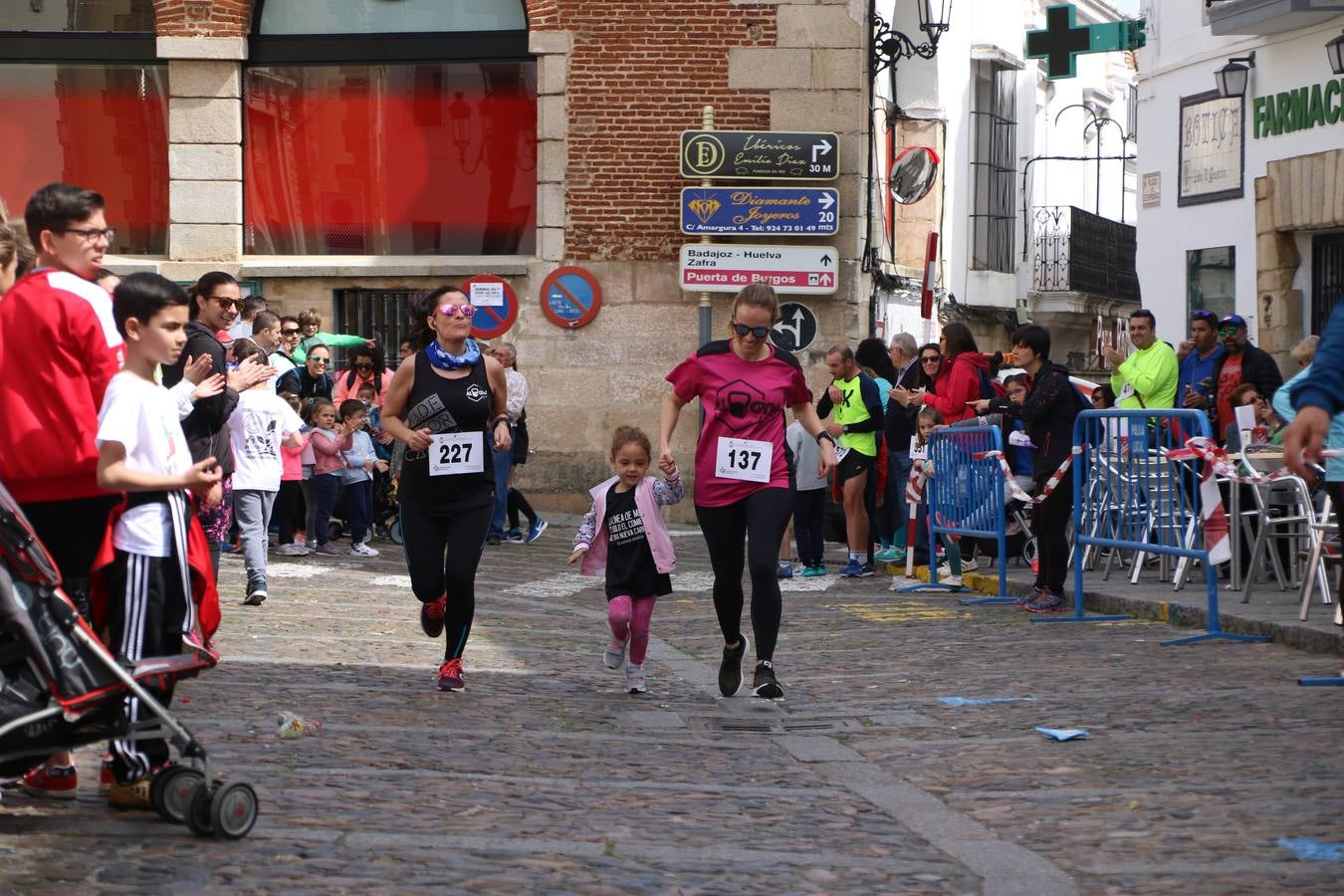 Jerez de los Caballeros celebró, ayer, la IX Carrera y Caminata Solidaria, organizada por la Junta de Cofradías de la Semana Santa Jerezana. La solidaridad y el deporte lograron recaudar 866 euros que irán destinados a Cáritas en Jerez.