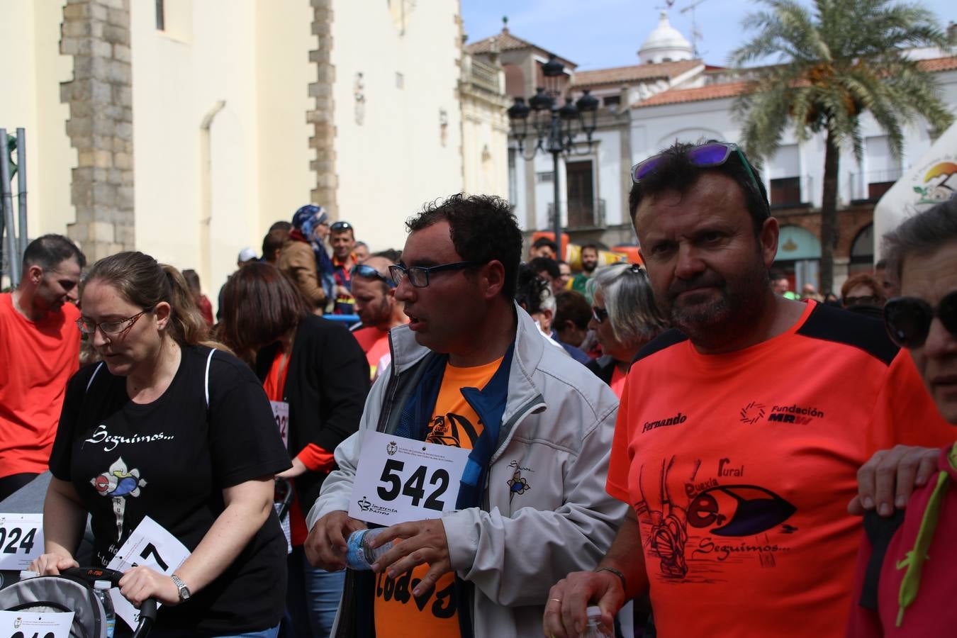 Jerez de los Caballeros celebró, ayer, la IX Carrera y Caminata Solidaria, organizada por la Junta de Cofradías de la Semana Santa Jerezana. La solidaridad y el deporte lograron recaudar 866 euros que irán destinados a Cáritas en Jerez.