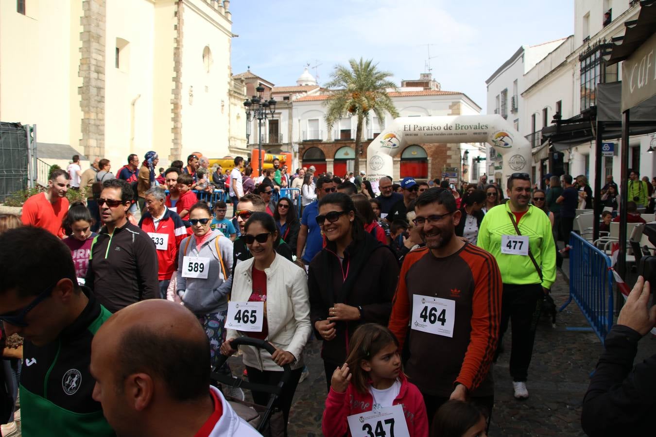 Jerez de los Caballeros celebró, ayer, la IX Carrera y Caminata Solidaria, organizada por la Junta de Cofradías de la Semana Santa Jerezana. La solidaridad y el deporte lograron recaudar 866 euros que irán destinados a Cáritas en Jerez.