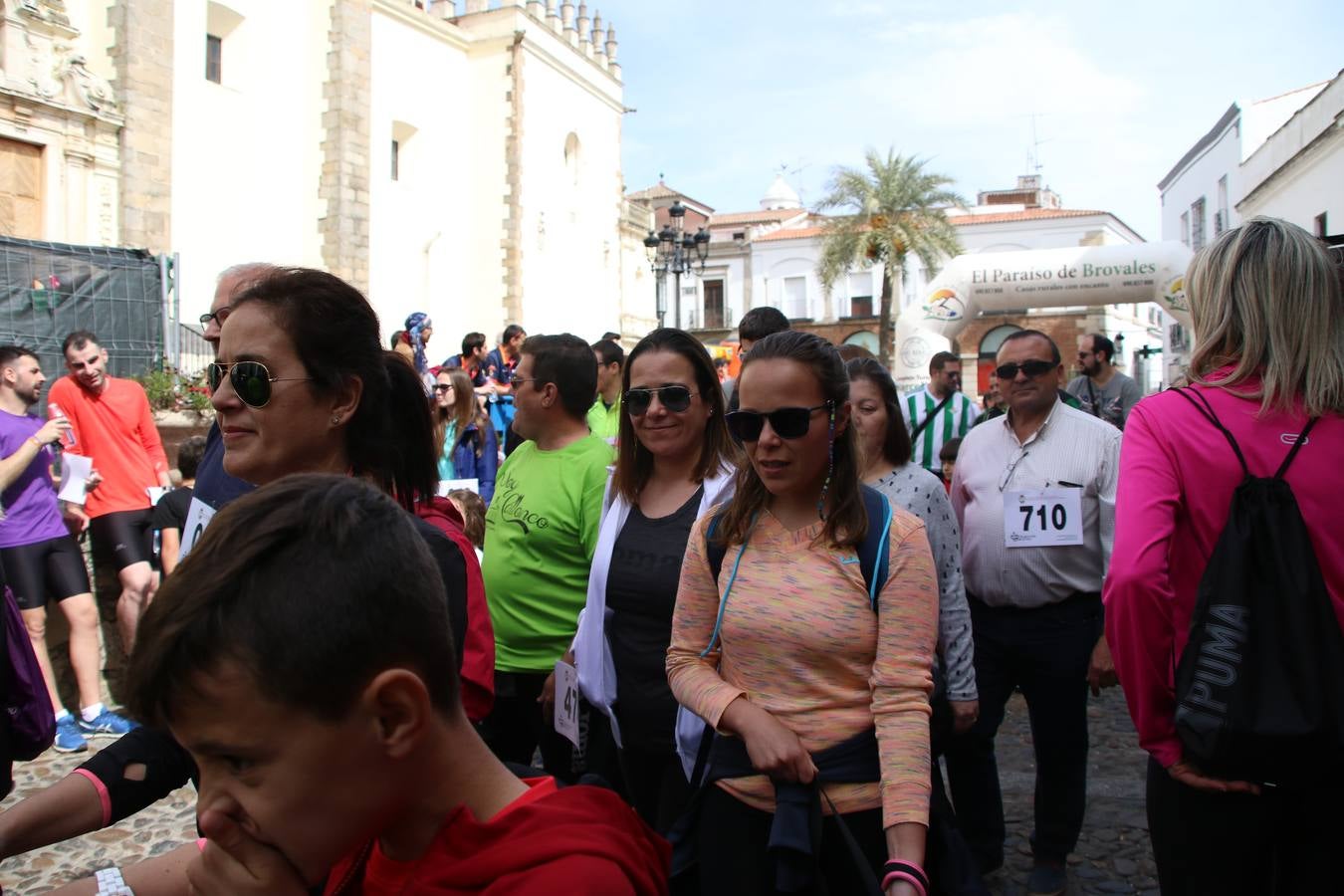 Jerez de los Caballeros celebró, ayer, la IX Carrera y Caminata Solidaria, organizada por la Junta de Cofradías de la Semana Santa Jerezana. La solidaridad y el deporte lograron recaudar 866 euros que irán destinados a Cáritas en Jerez.