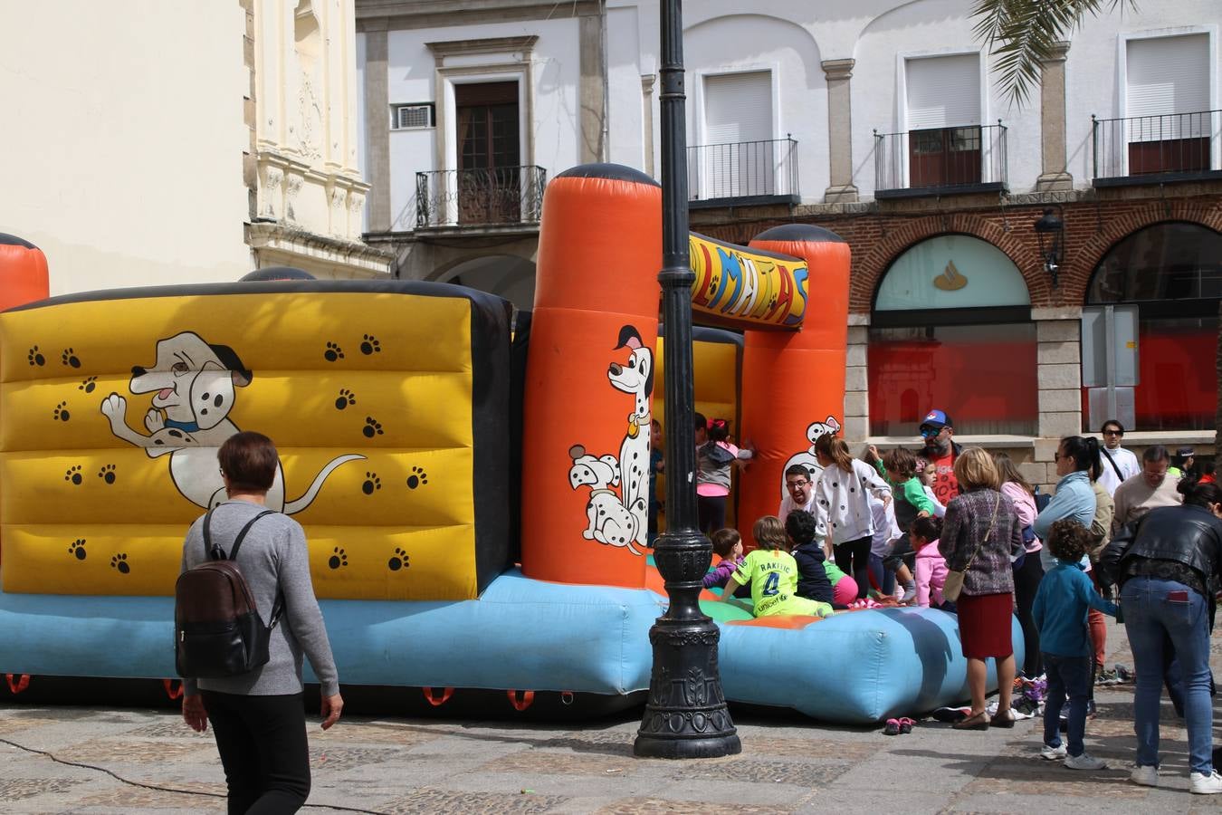 Jerez de los Caballeros celebró, ayer, la IX Carrera y Caminata Solidaria, organizada por la Junta de Cofradías de la Semana Santa Jerezana. La solidaridad y el deporte lograron recaudar 866 euros que irán destinados a Cáritas en Jerez.