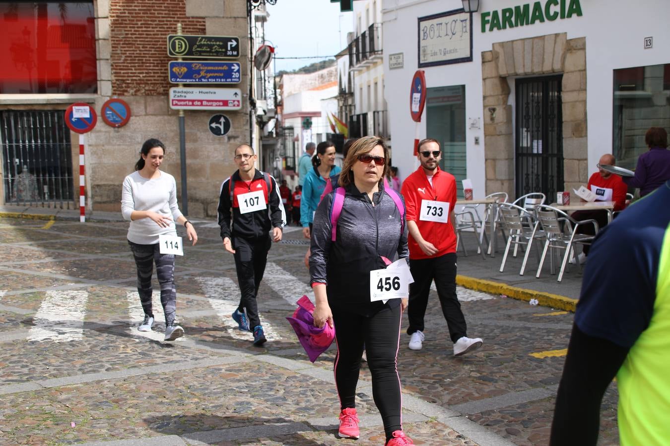 Jerez de los Caballeros celebró, ayer, la IX Carrera y Caminata Solidaria, organizada por la Junta de Cofradías de la Semana Santa Jerezana. La solidaridad y el deporte lograron recaudar 866 euros que irán destinados a Cáritas en Jerez.