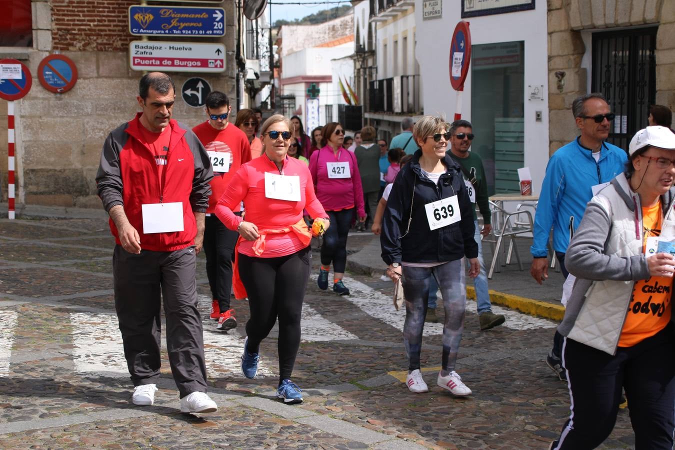 Jerez de los Caballeros celebró, ayer, la IX Carrera y Caminata Solidaria, organizada por la Junta de Cofradías de la Semana Santa Jerezana. La solidaridad y el deporte lograron recaudar 866 euros que irán destinados a Cáritas en Jerez.