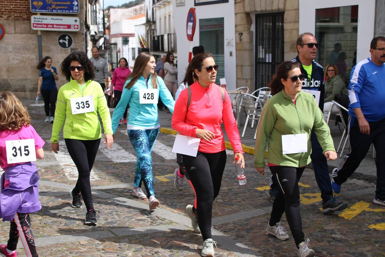 Jerez de los Caballeros celebró, ayer, la IX Carrera y Caminata Solidaria, organizada por la Junta de Cofradías de la Semana Santa Jerezana. La solidaridad y el deporte lograron recaudar 866 euros que irán destinados a Cáritas en Jerez.