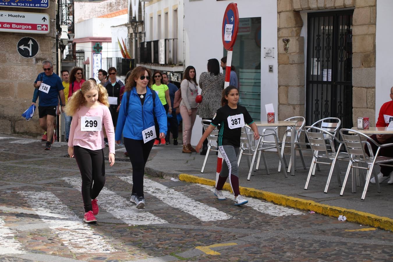 Jerez de los Caballeros celebró, ayer, la IX Carrera y Caminata Solidaria, organizada por la Junta de Cofradías de la Semana Santa Jerezana. La solidaridad y el deporte lograron recaudar 866 euros que irán destinados a Cáritas en Jerez.