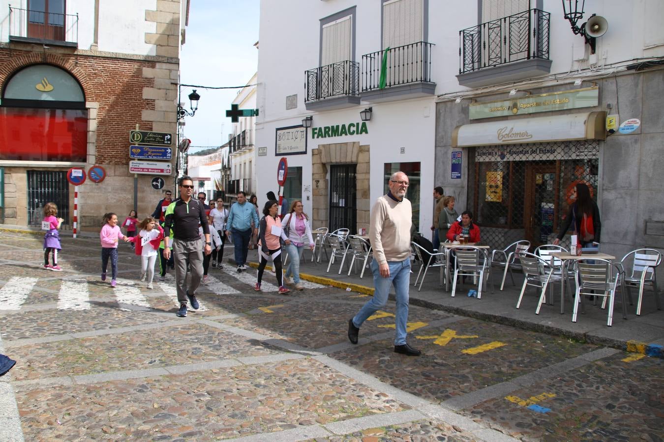 Jerez de los Caballeros celebró, ayer, la IX Carrera y Caminata Solidaria, organizada por la Junta de Cofradías de la Semana Santa Jerezana. La solidaridad y el deporte lograron recaudar 866 euros que irán destinados a Cáritas en Jerez.