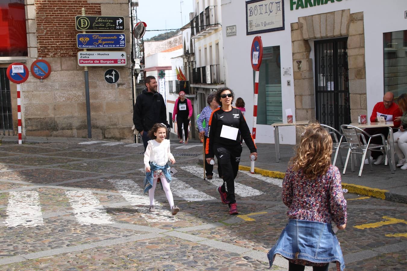 Jerez de los Caballeros celebró, ayer, la IX Carrera y Caminata Solidaria, organizada por la Junta de Cofradías de la Semana Santa Jerezana. La solidaridad y el deporte lograron recaudar 866 euros que irán destinados a Cáritas en Jerez.