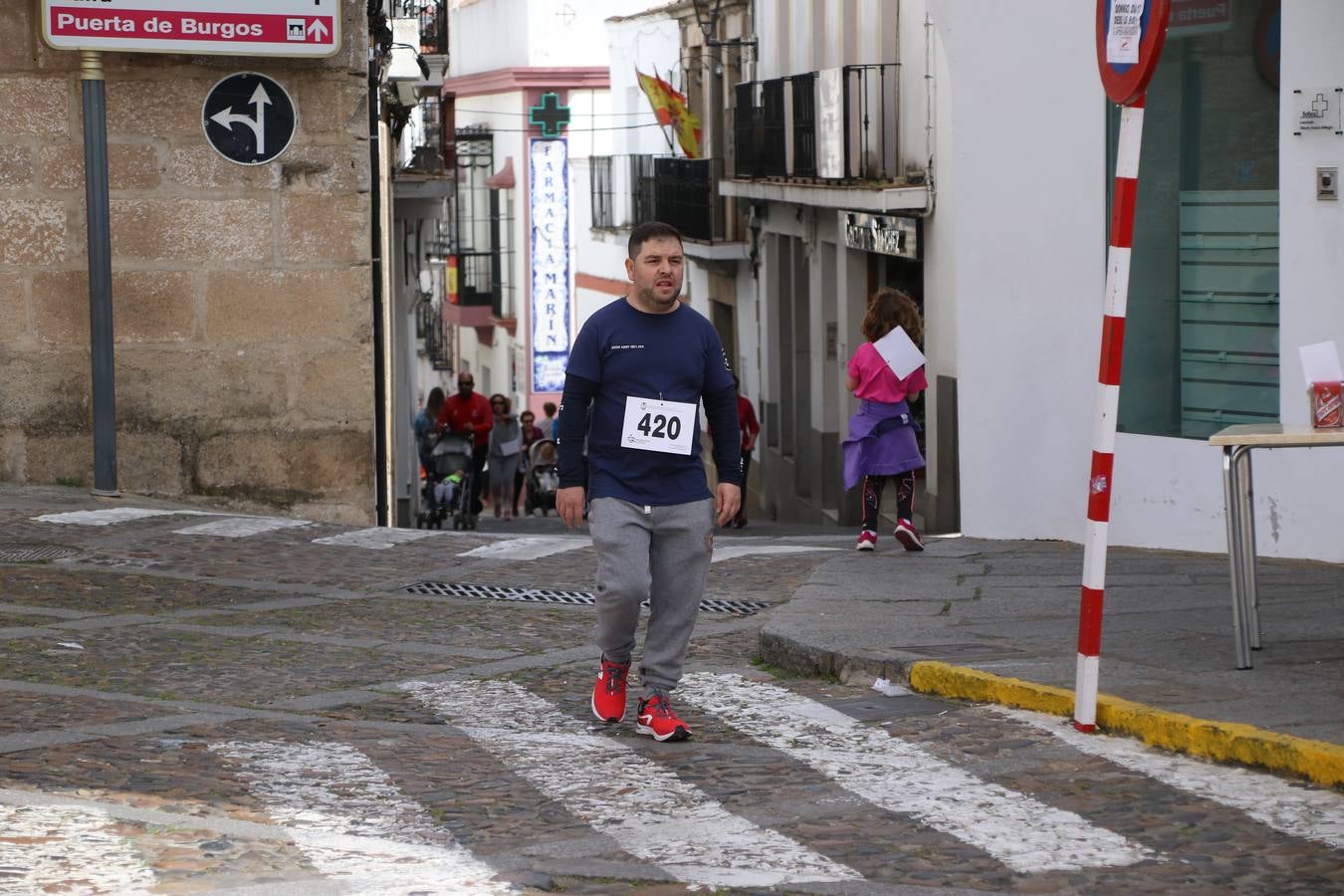 Jerez de los Caballeros celebró, ayer, la IX Carrera y Caminata Solidaria, organizada por la Junta de Cofradías de la Semana Santa Jerezana. La solidaridad y el deporte lograron recaudar 866 euros que irán destinados a Cáritas en Jerez.