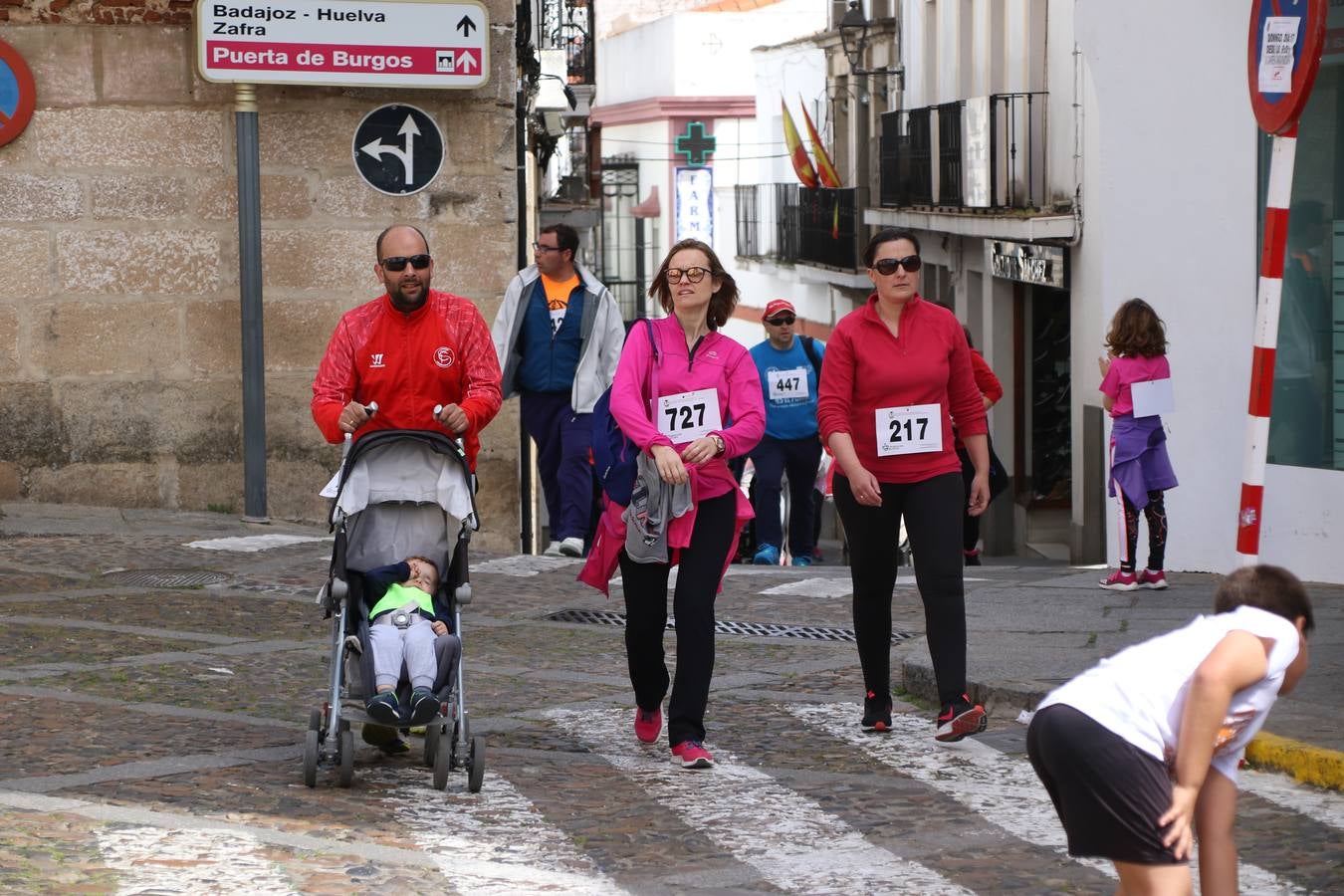 Jerez de los Caballeros celebró, ayer, la IX Carrera y Caminata Solidaria, organizada por la Junta de Cofradías de la Semana Santa Jerezana. La solidaridad y el deporte lograron recaudar 866 euros que irán destinados a Cáritas en Jerez.