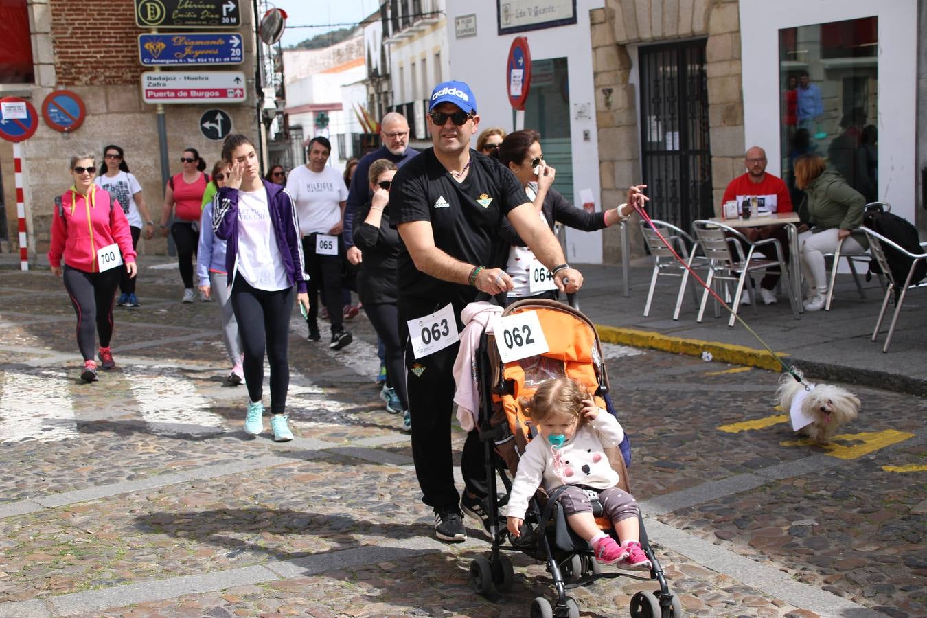 Jerez de los Caballeros celebró, ayer, la IX Carrera y Caminata Solidaria, organizada por la Junta de Cofradías de la Semana Santa Jerezana. La solidaridad y el deporte lograron recaudar 866 euros que irán destinados a Cáritas en Jerez.