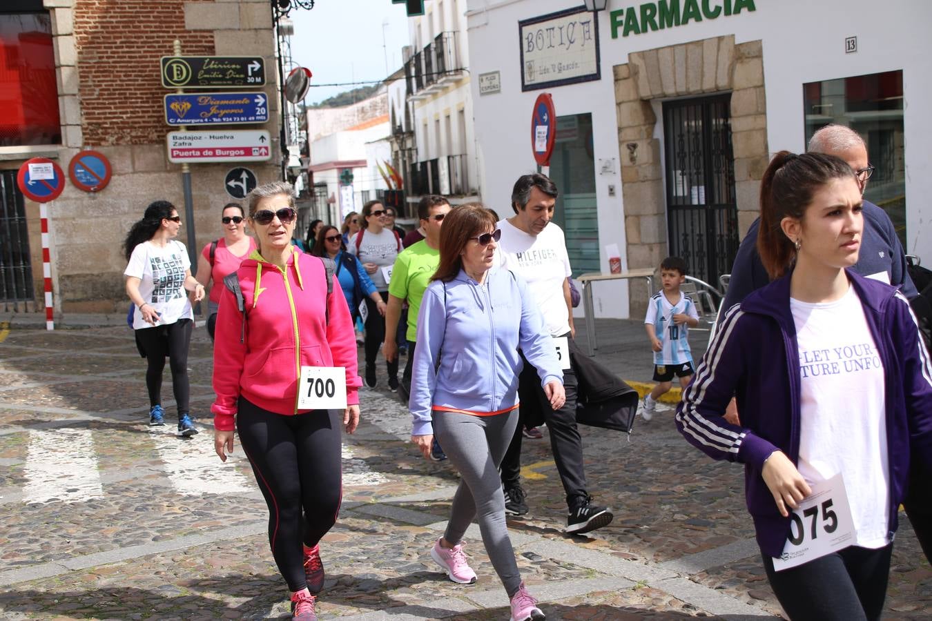 Jerez de los Caballeros celebró, ayer, la IX Carrera y Caminata Solidaria, organizada por la Junta de Cofradías de la Semana Santa Jerezana. La solidaridad y el deporte lograron recaudar 866 euros que irán destinados a Cáritas en Jerez.