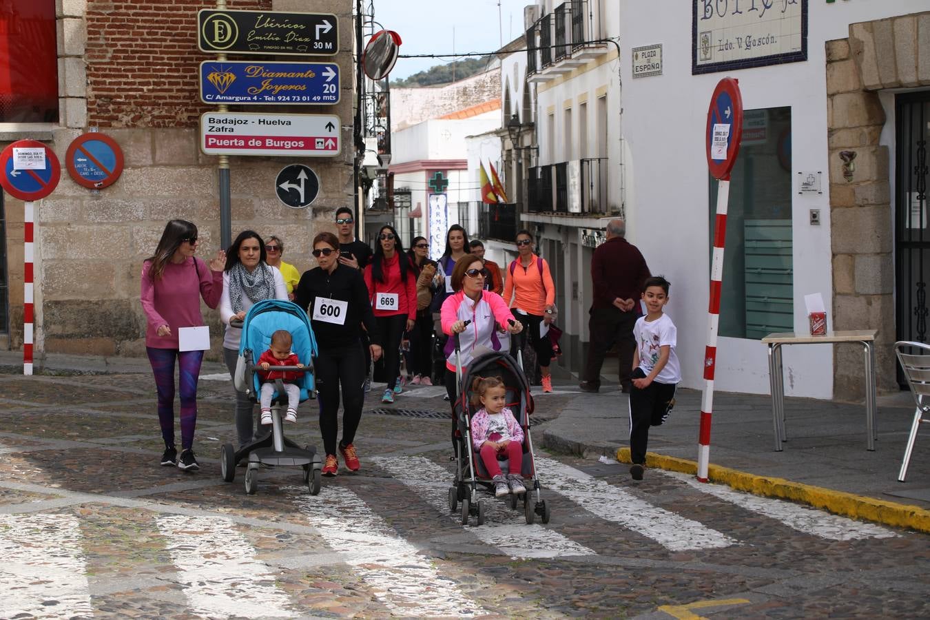 Jerez de los Caballeros celebró, ayer, la IX Carrera y Caminata Solidaria, organizada por la Junta de Cofradías de la Semana Santa Jerezana. La solidaridad y el deporte lograron recaudar 866 euros que irán destinados a Cáritas en Jerez.