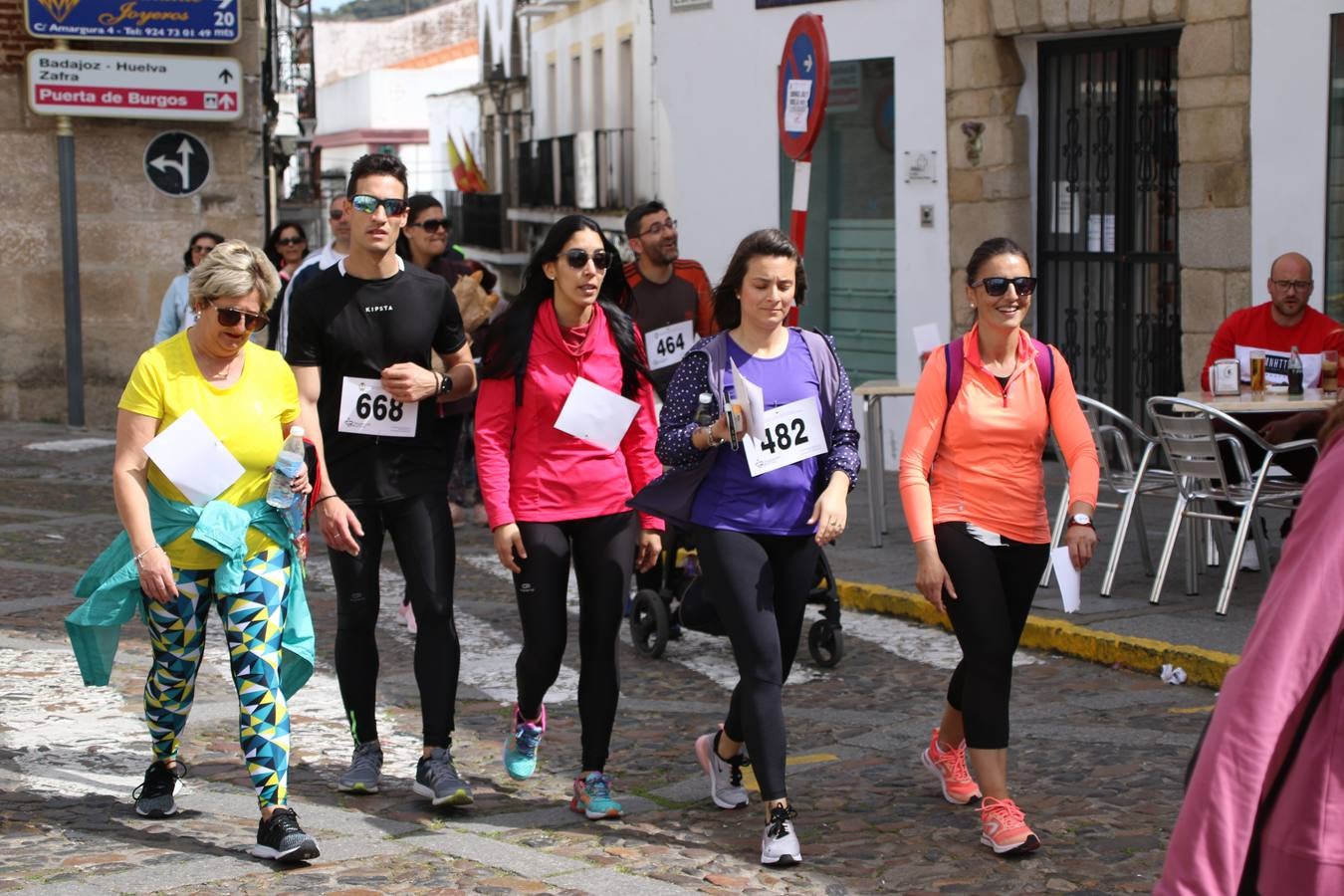 Jerez de los Caballeros celebró, ayer, la IX Carrera y Caminata Solidaria, organizada por la Junta de Cofradías de la Semana Santa Jerezana. La solidaridad y el deporte lograron recaudar 866 euros que irán destinados a Cáritas en Jerez.