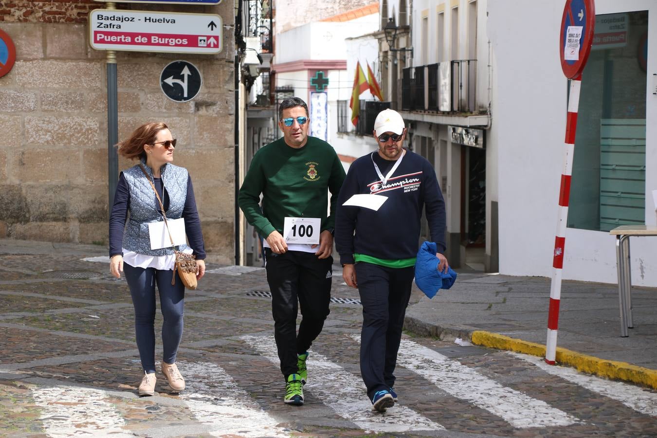 Jerez de los Caballeros celebró, ayer, la IX Carrera y Caminata Solidaria, organizada por la Junta de Cofradías de la Semana Santa Jerezana. La solidaridad y el deporte lograron recaudar 866 euros que irán destinados a Cáritas en Jerez.