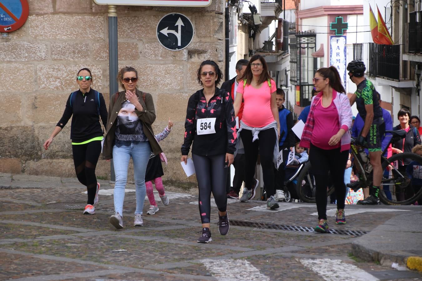 Jerez de los Caballeros celebró, ayer, la IX Carrera y Caminata Solidaria, organizada por la Junta de Cofradías de la Semana Santa Jerezana. La solidaridad y el deporte lograron recaudar 866 euros que irán destinados a Cáritas en Jerez.