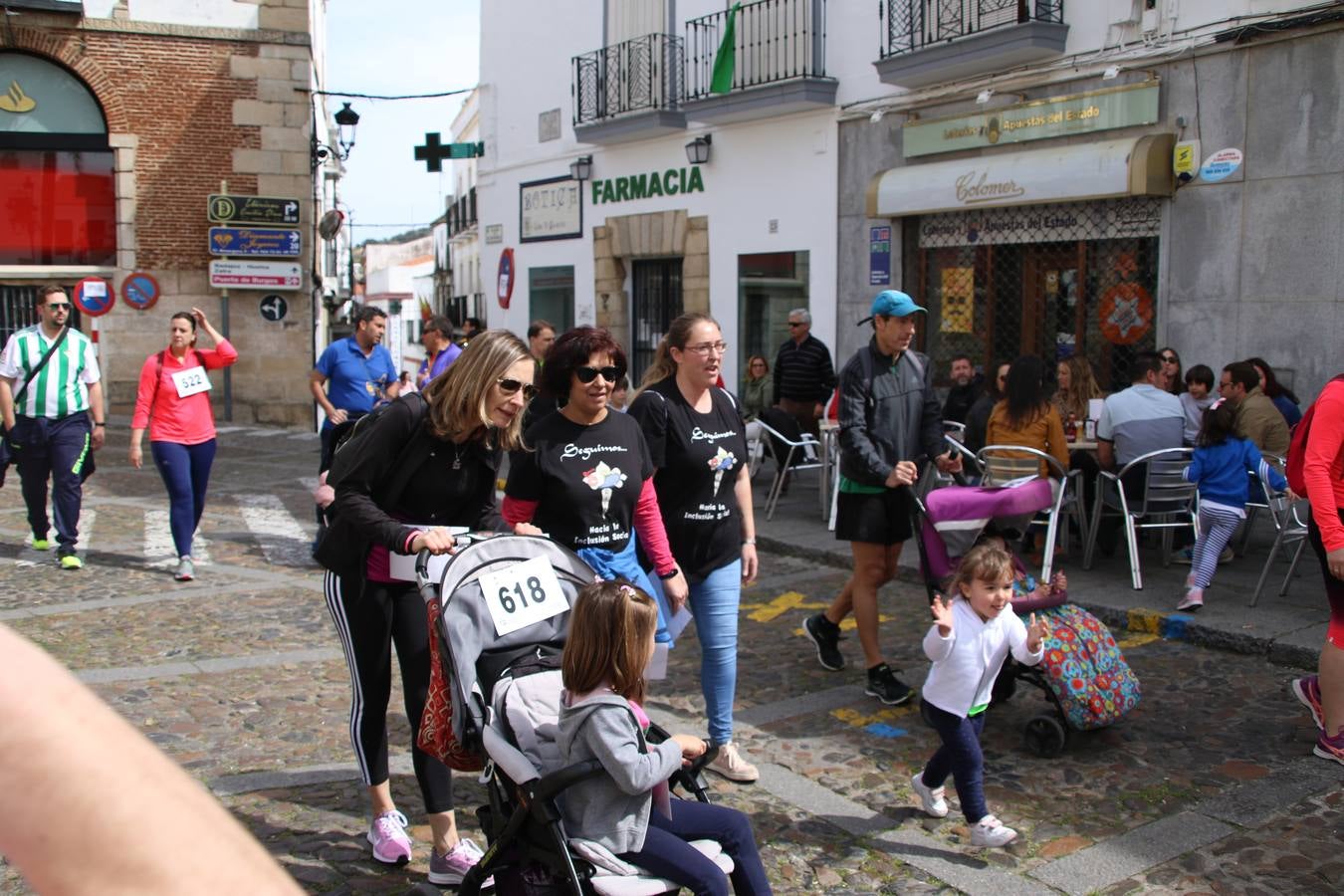 Jerez de los Caballeros celebró, ayer, la IX Carrera y Caminata Solidaria, organizada por la Junta de Cofradías de la Semana Santa Jerezana. La solidaridad y el deporte lograron recaudar 866 euros que irán destinados a Cáritas en Jerez.