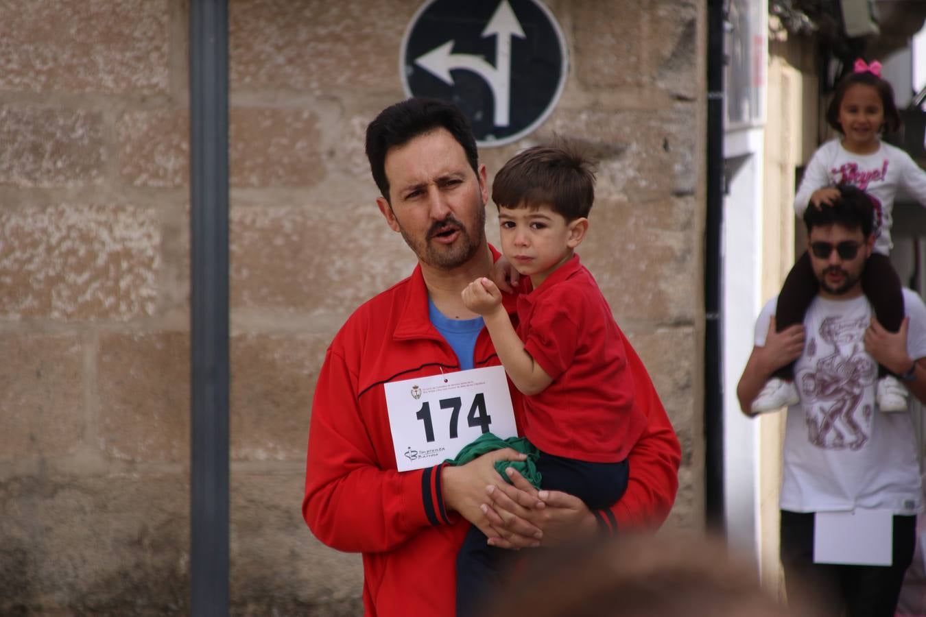 Jerez de los Caballeros celebró, ayer, la IX Carrera y Caminata Solidaria, organizada por la Junta de Cofradías de la Semana Santa Jerezana. La solidaridad y el deporte lograron recaudar 866 euros que irán destinados a Cáritas en Jerez.