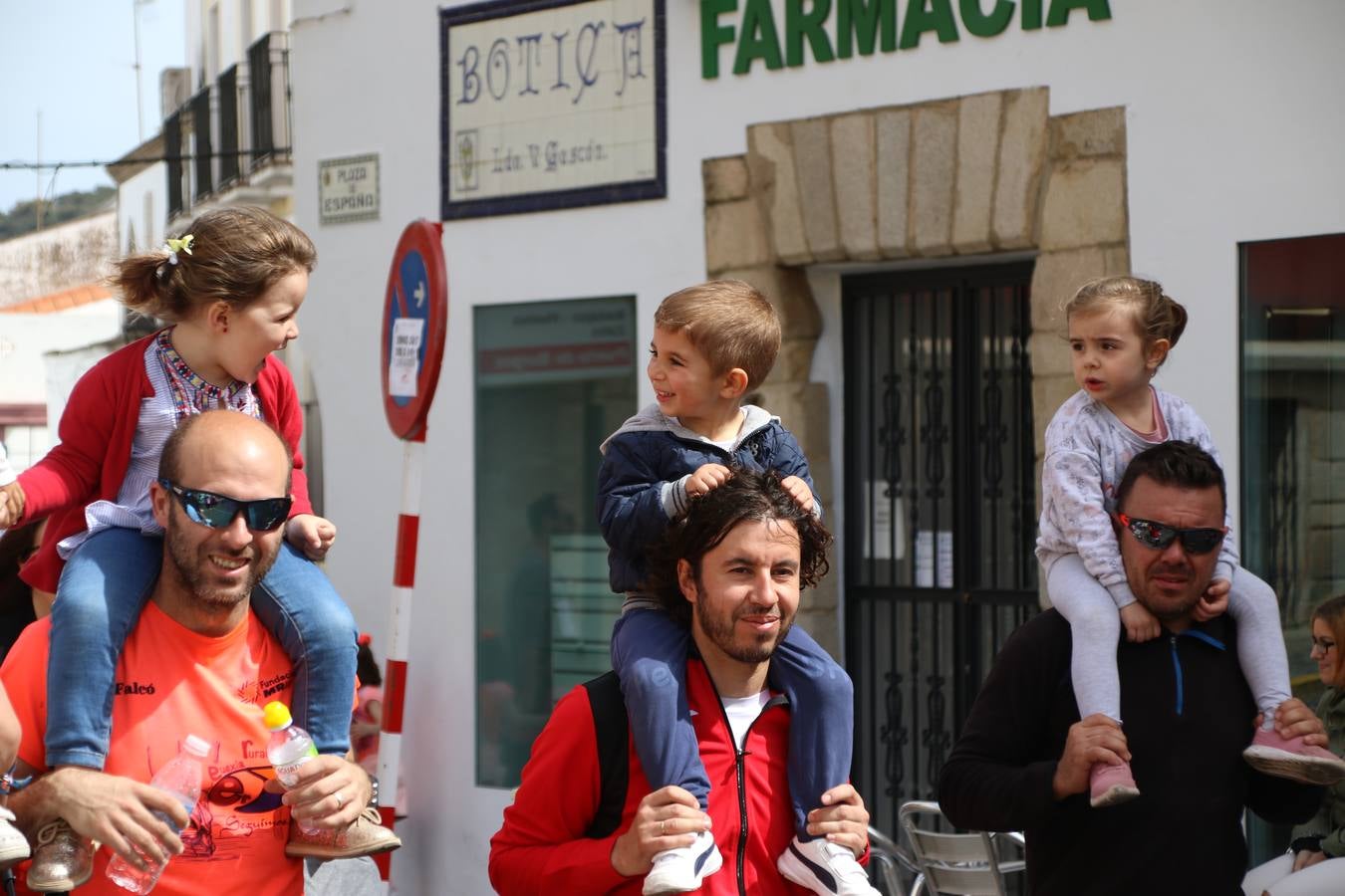 Jerez de los Caballeros celebró, ayer, la IX Carrera y Caminata Solidaria, organizada por la Junta de Cofradías de la Semana Santa Jerezana. La solidaridad y el deporte lograron recaudar 866 euros que irán destinados a Cáritas en Jerez.
