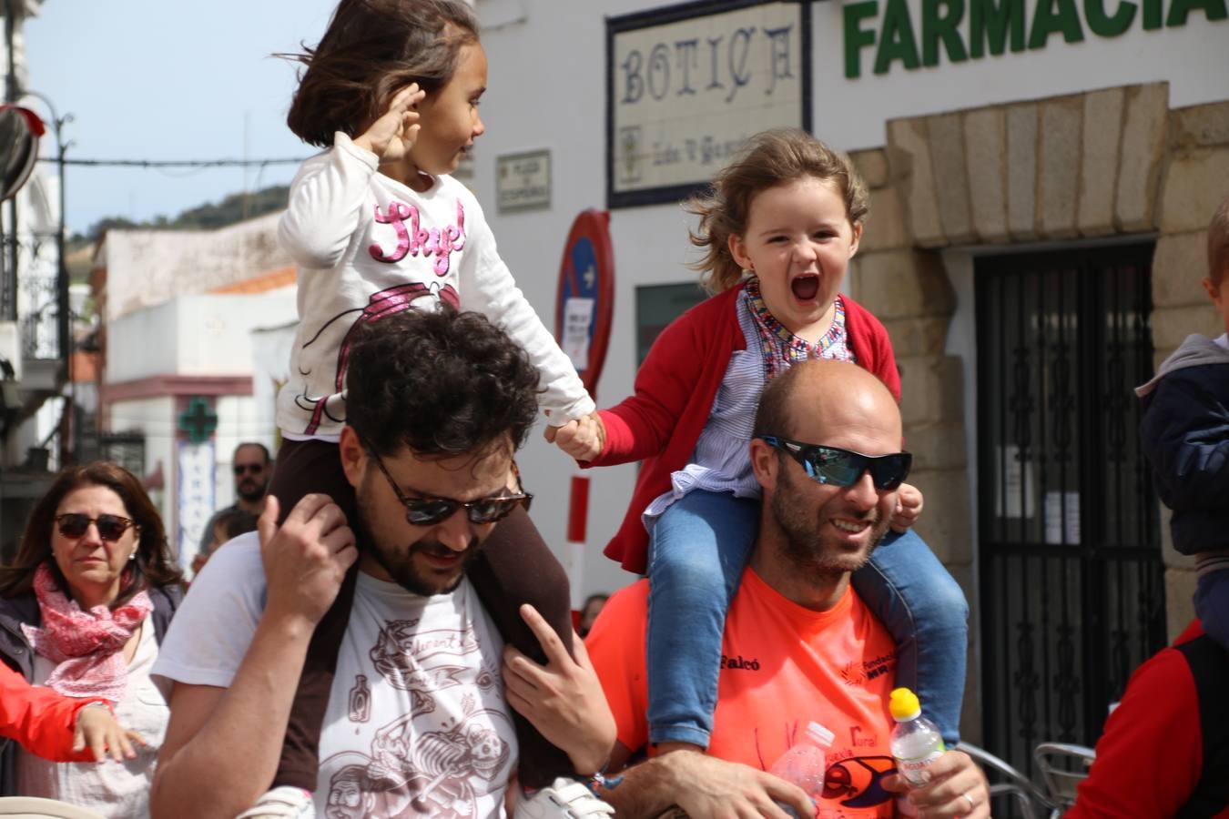 Jerez de los Caballeros celebró, ayer, la IX Carrera y Caminata Solidaria, organizada por la Junta de Cofradías de la Semana Santa Jerezana. La solidaridad y el deporte lograron recaudar 866 euros que irán destinados a Cáritas en Jerez.