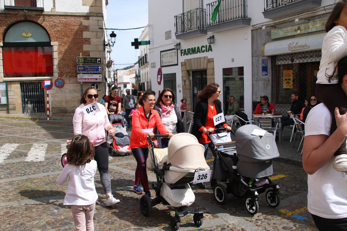 Jerez de los Caballeros celebró, ayer, la IX Carrera y Caminata Solidaria, organizada por la Junta de Cofradías de la Semana Santa Jerezana. La solidaridad y el deporte lograron recaudar 866 euros que irán destinados a Cáritas en Jerez.