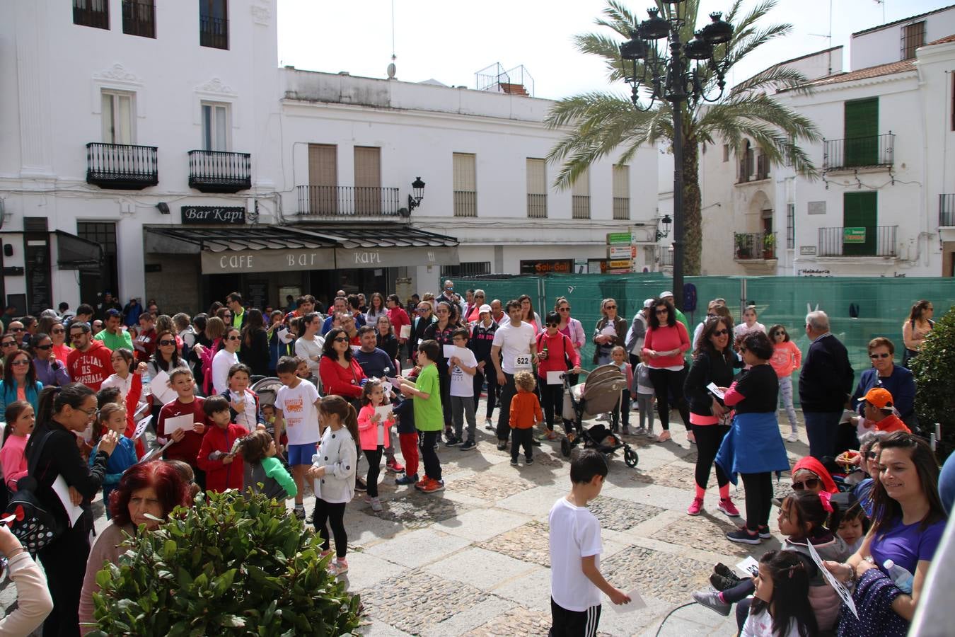 Jerez de los Caballeros celebró, ayer, la IX Carrera y Caminata Solidaria, organizada por la Junta de Cofradías de la Semana Santa Jerezana. La solidaridad y el deporte lograron recaudar 866 euros que irán destinados a Cáritas en Jerez.
