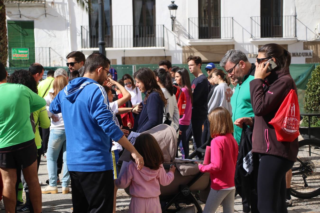 Jerez de los Caballeros celebró, ayer, la IX Carrera y Caminata Solidaria, organizada por la Junta de Cofradías de la Semana Santa Jerezana. La solidaridad y el deporte lograron recaudar 866 euros que irán destinados a Cáritas en Jerez.