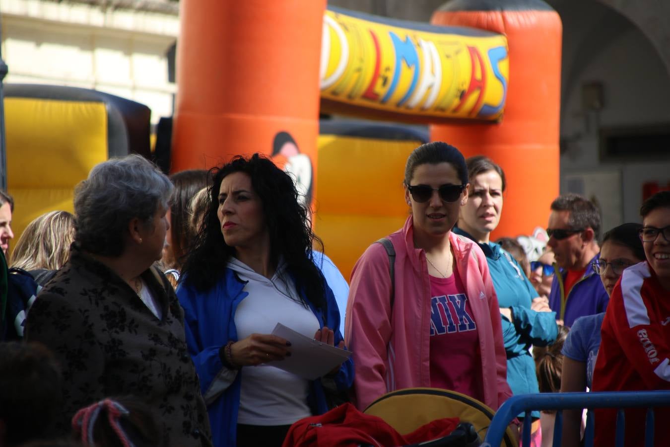 Jerez de los Caballeros celebró, ayer, la IX Carrera y Caminata Solidaria, organizada por la Junta de Cofradías de la Semana Santa Jerezana. La solidaridad y el deporte lograron recaudar 866 euros que irán destinados a Cáritas en Jerez.