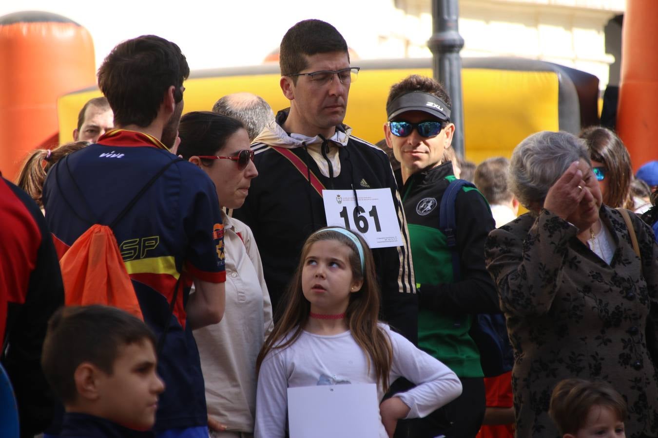 Jerez de los Caballeros celebró, ayer, la IX Carrera y Caminata Solidaria, organizada por la Junta de Cofradías de la Semana Santa Jerezana. La solidaridad y el deporte lograron recaudar 866 euros que irán destinados a Cáritas en Jerez.