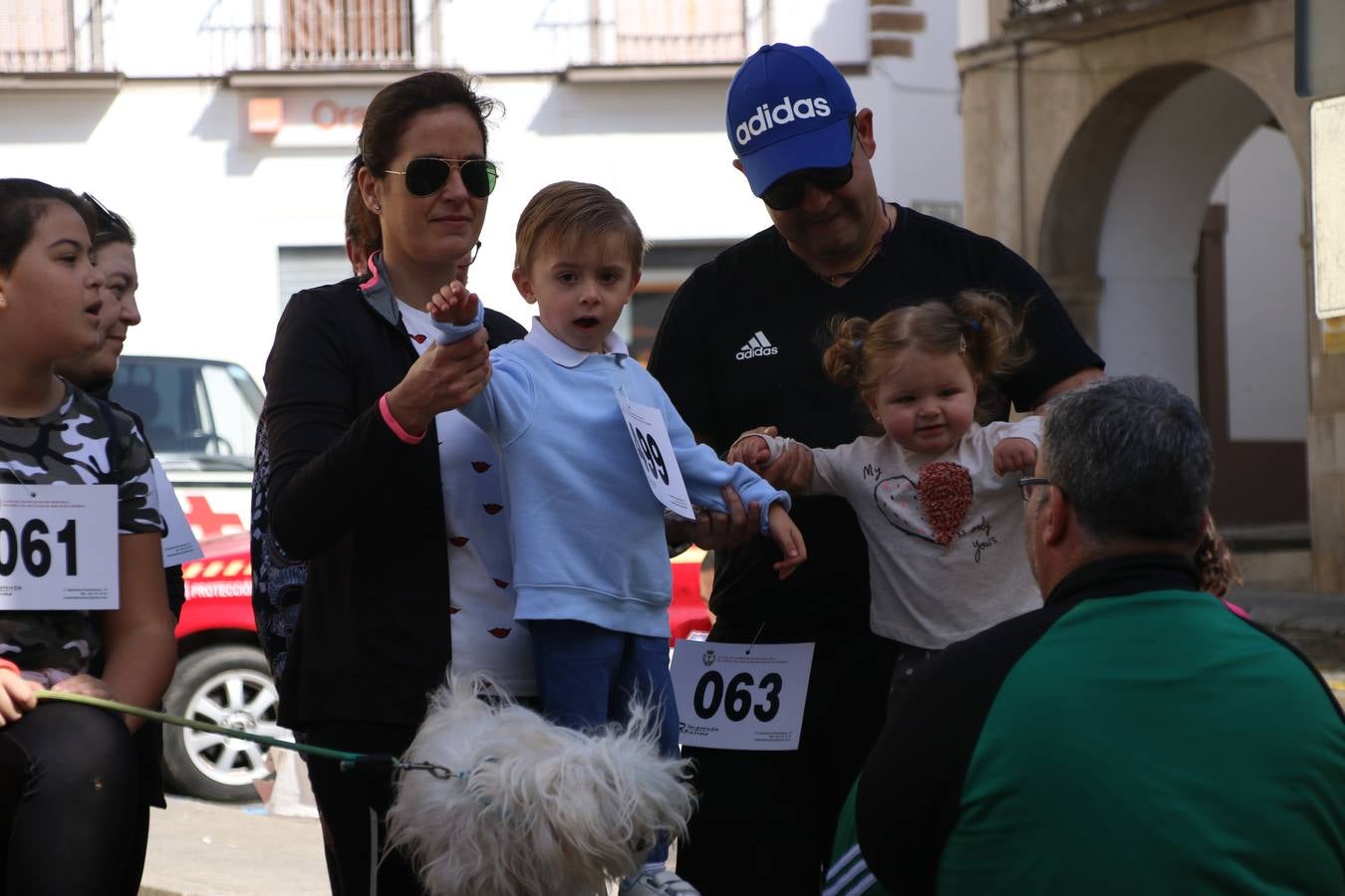 Jerez de los Caballeros celebró, ayer, la IX Carrera y Caminata Solidaria, organizada por la Junta de Cofradías de la Semana Santa Jerezana. La solidaridad y el deporte lograron recaudar 866 euros que irán destinados a Cáritas en Jerez.