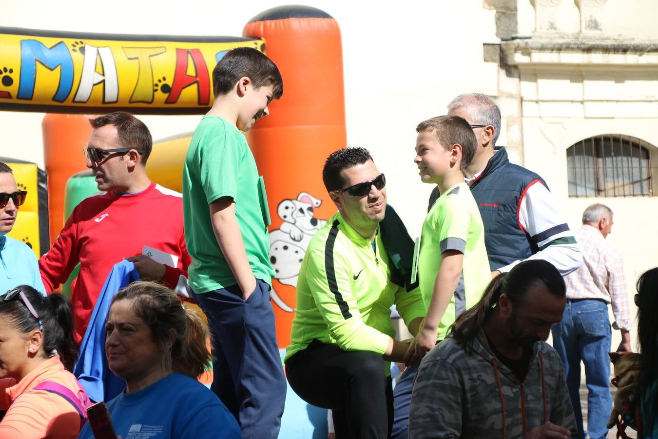 Jerez de los Caballeros celebró, ayer, la IX Carrera y Caminata Solidaria, organizada por la Junta de Cofradías de la Semana Santa Jerezana. La solidaridad y el deporte lograron recaudar 866 euros que irán destinados a Cáritas en Jerez.