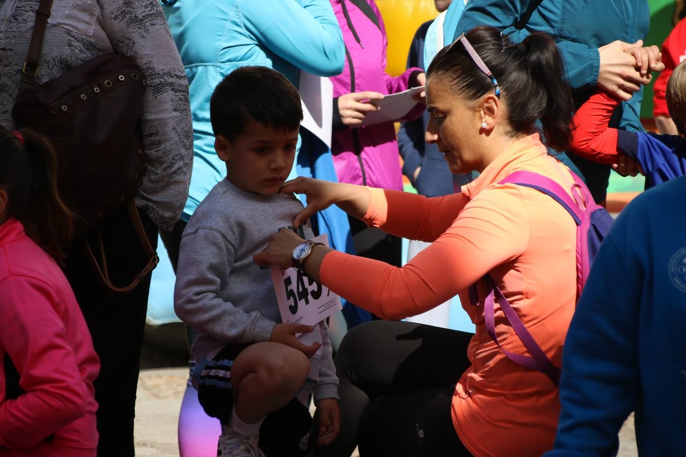 Jerez de los Caballeros celebró, ayer, la IX Carrera y Caminata Solidaria, organizada por la Junta de Cofradías de la Semana Santa Jerezana. La solidaridad y el deporte lograron recaudar 866 euros que irán destinados a Cáritas en Jerez.